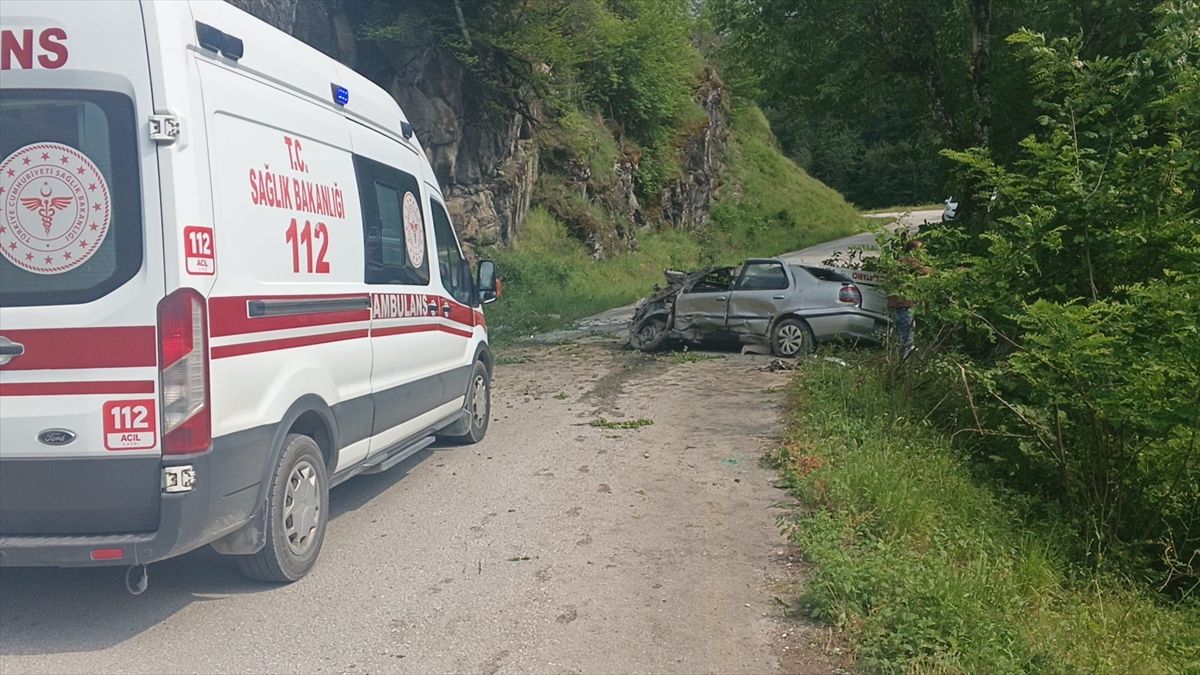 Düzce\'de Çekici Devrildi: Sürücü Hayatını Kaybetti