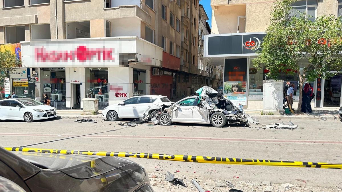 Elazığ\'da Freni Boşalan Kamyon 10 Araca Çarptı