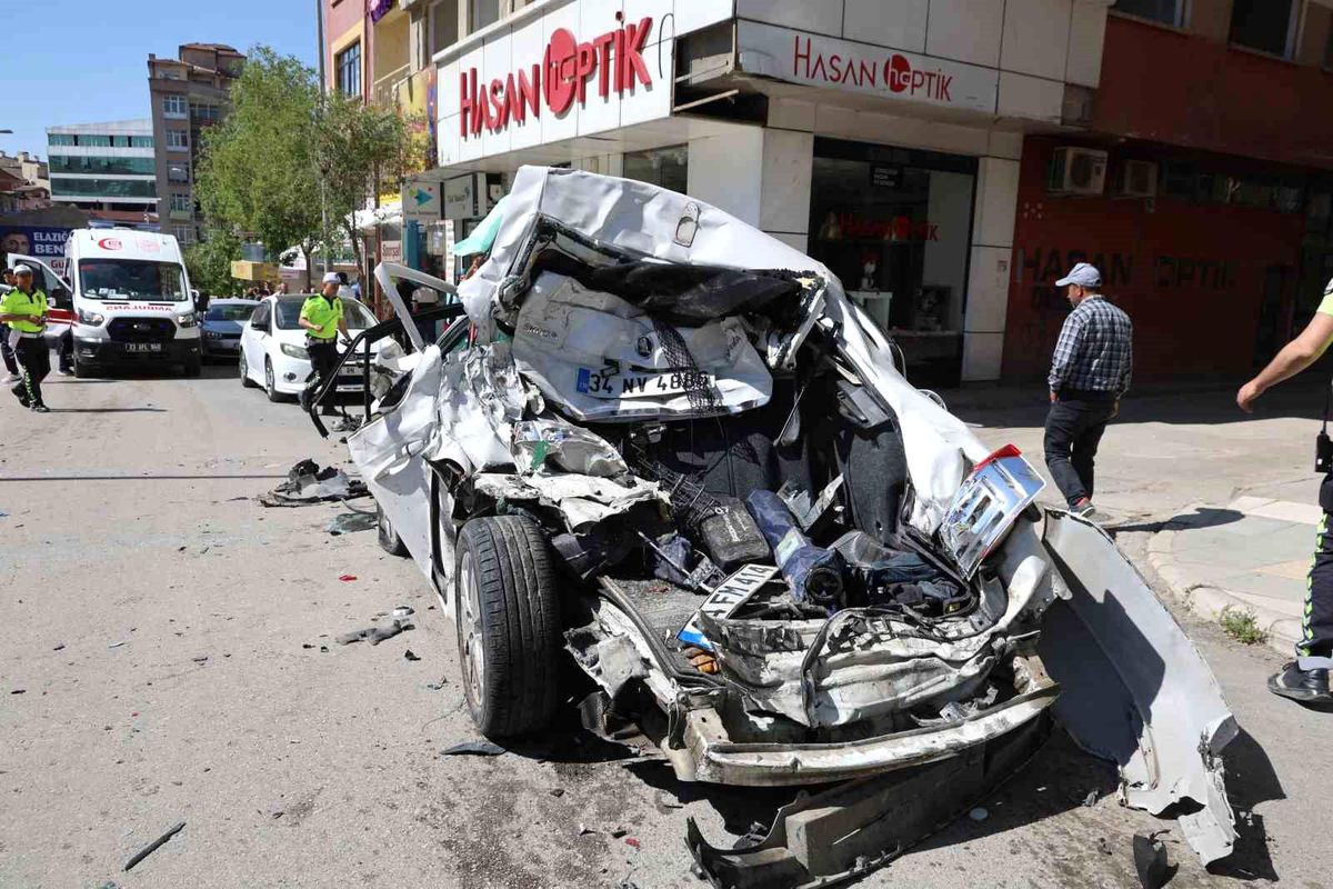 Elazığ\'da Freni Patlayan Kamyon Kaza Yaptı