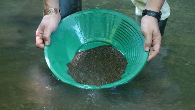 Görüntü Türkiye'den! Günde 6 gram altın buluyorlar, duyan oraya koşuyor