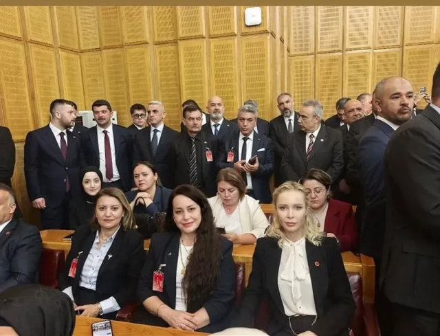 İbrahim Tatlıses'in eski eşi Ayşegül Yıldız siyasete atıldı! İşte partisi