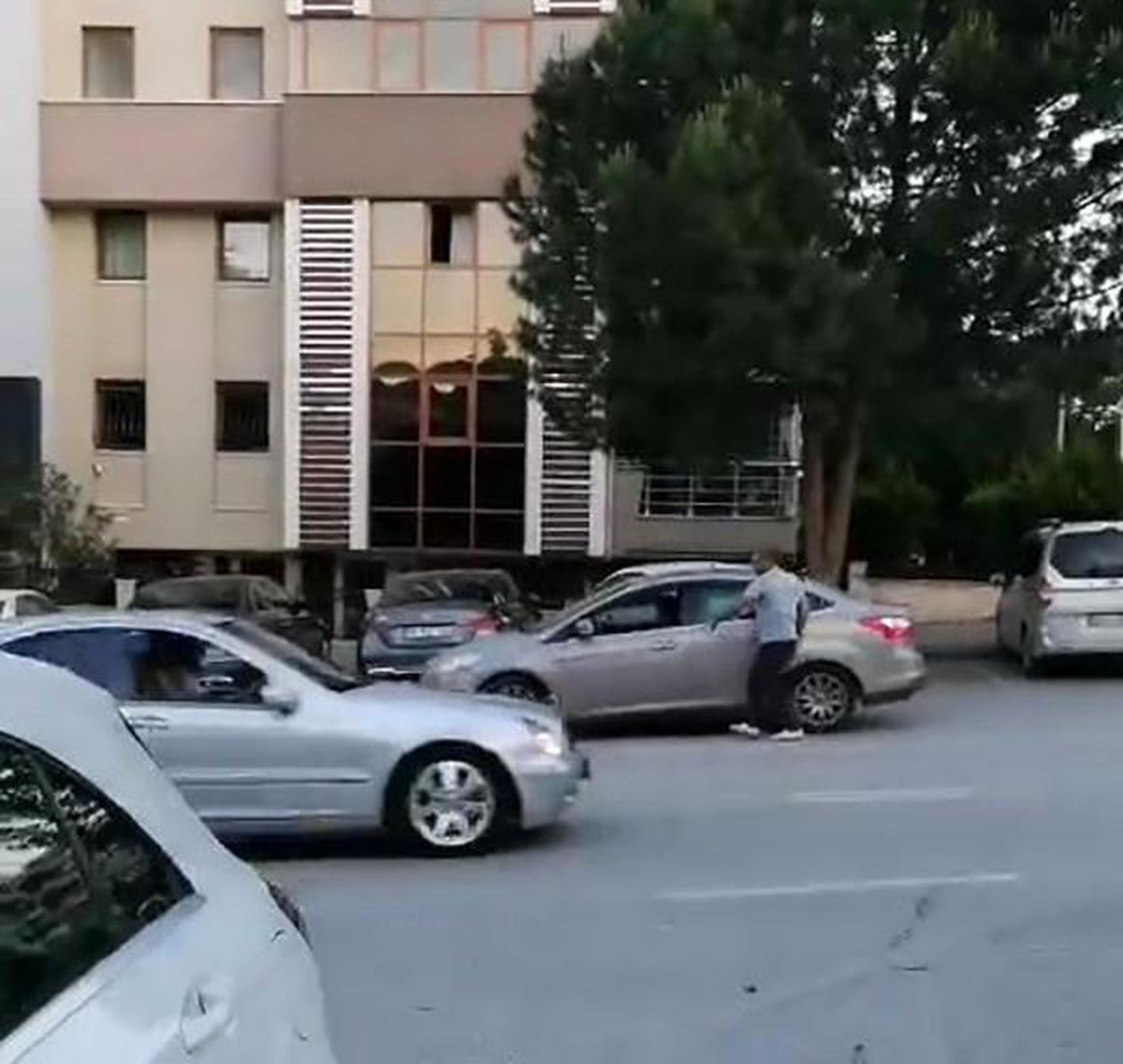 Pompalı tüfekli saldırganın kaçış anı kamerada