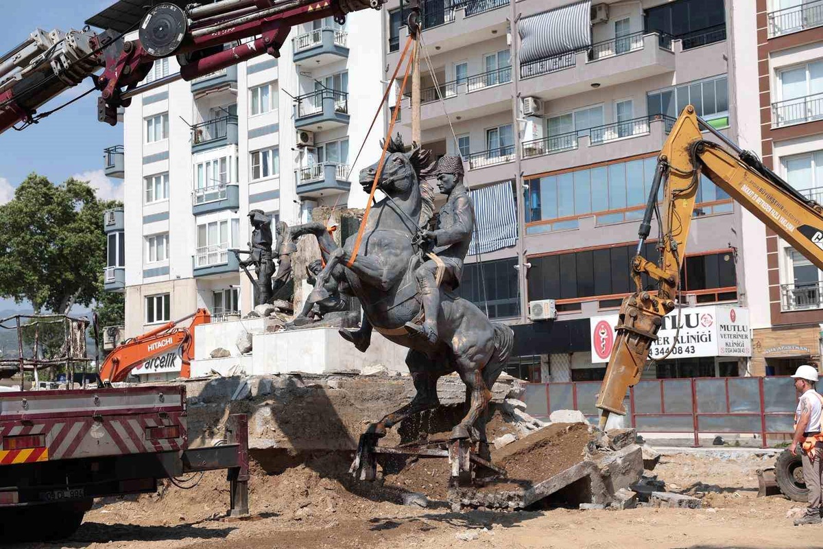 İncirliova\'da Atatürk heykeli koruma altına alındı