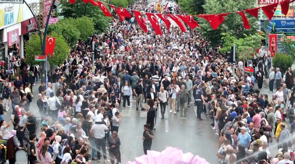 Isparta Uluslararası Gül Festivali Görkemli Kortejle Başladı