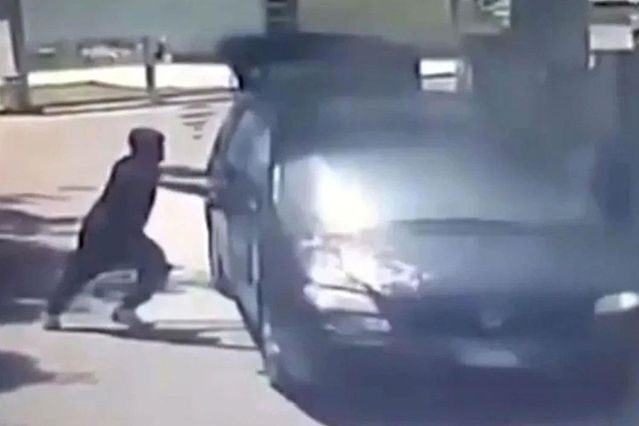 İtalya'da tarım mafyası 4 göçmen işçiyi minibüsü ateşe verip diri diri yaktı