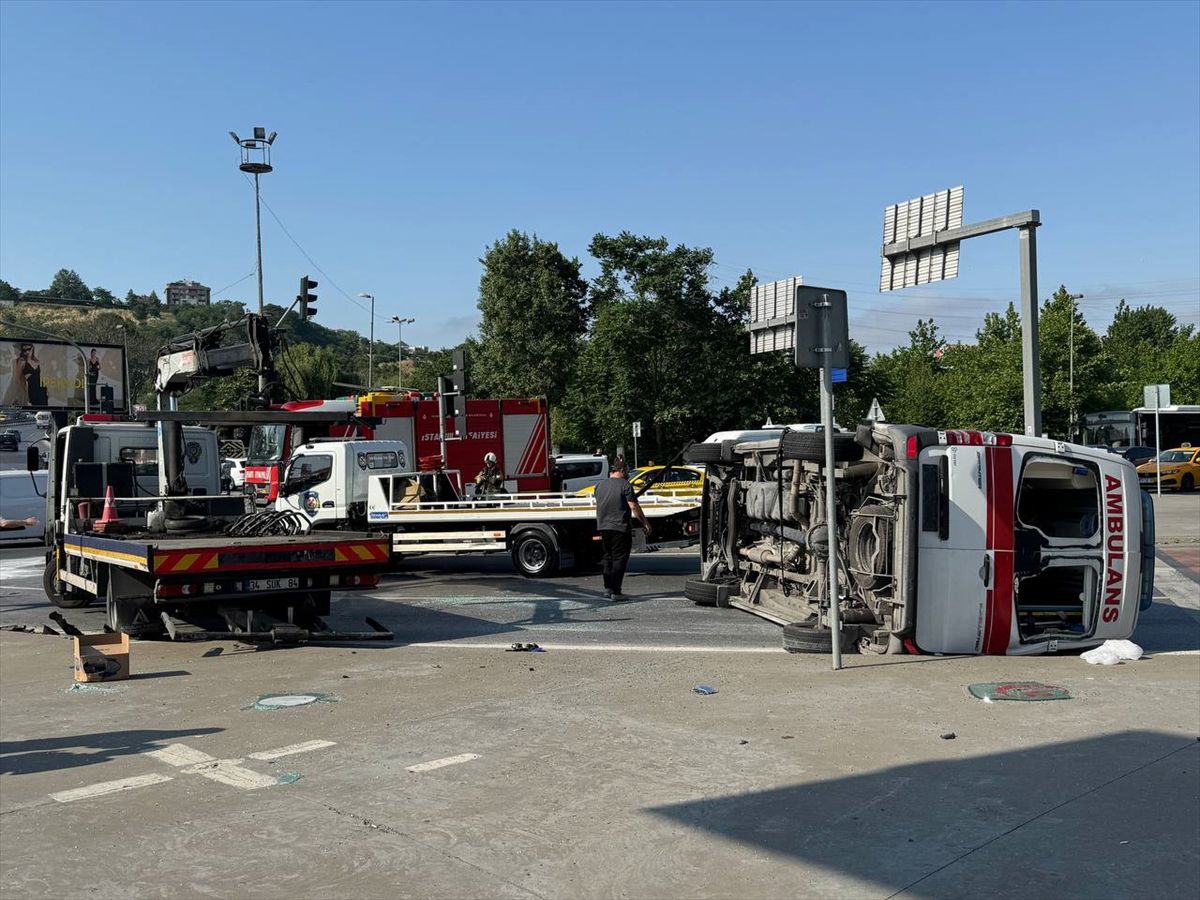 Kağıthane\'de Ambulans Kazası