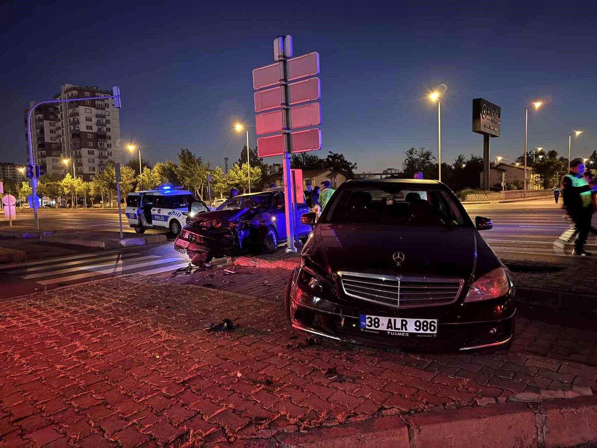 Kayseri\'de Otomobil Çarpışması: 1 Yaralı