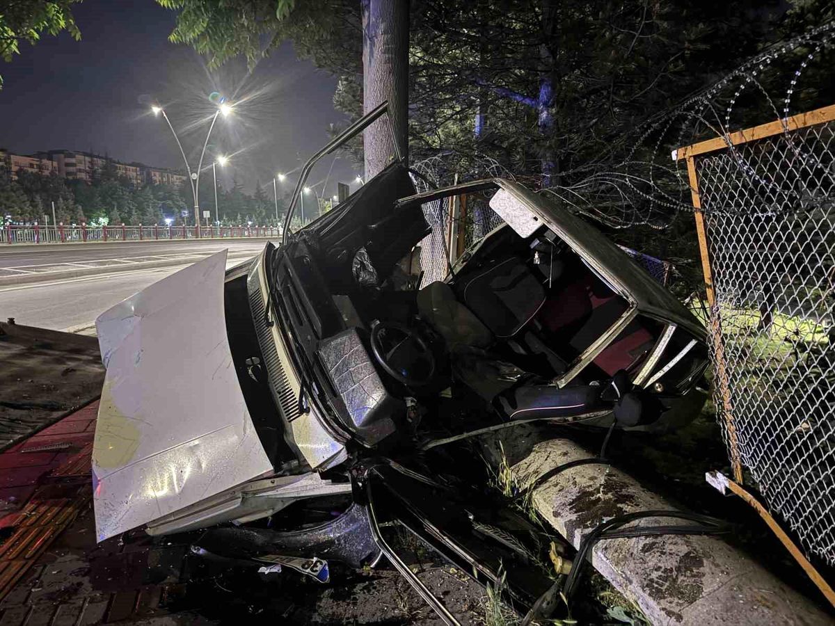 Kayseri\'de Trafik Kazası: Tofaş Bahçeye Uçtu