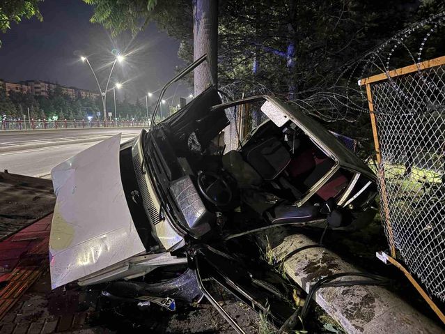 Kayseri'de Trafik Kazası: Tofaş Bahçeye Uçtu