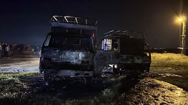 Kayseri'de Kundaklanan Kamyonlar Alev Alev Yandı