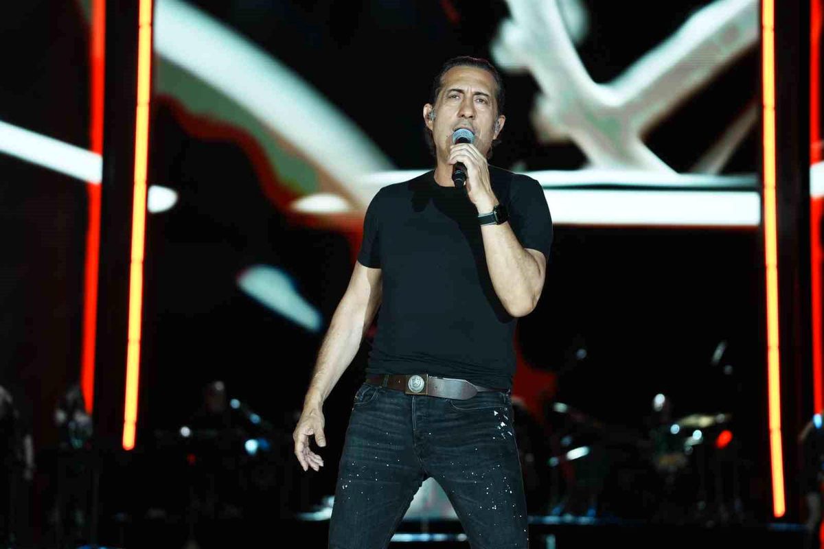 Kıraç Manisa\'da Hayranlarına Konser Verdi