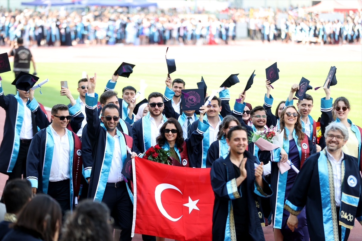 KLÜ\'de 3.200 Öğrenci Diplomasını Aldı