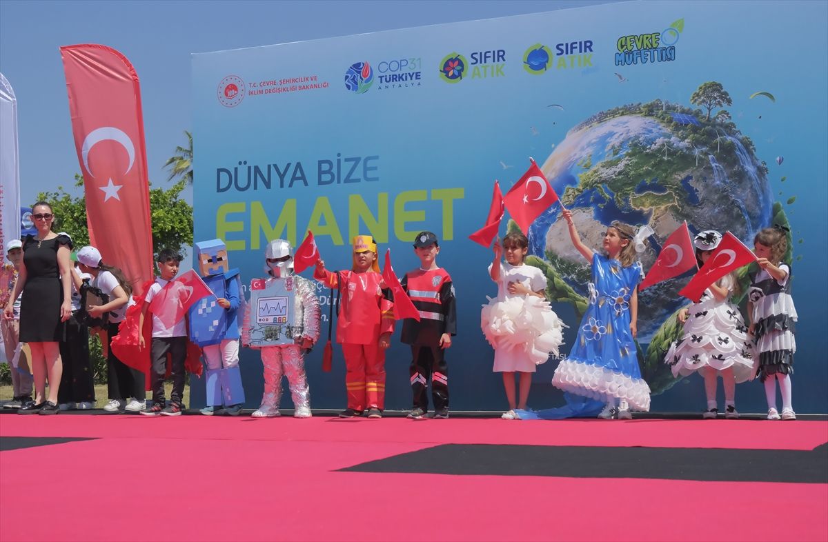 Mersin\'de çocuklar atık malzemeden kıyafetlerle podyumda