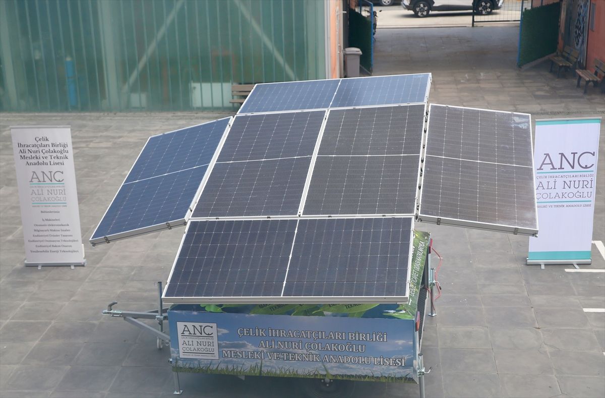 Öğrencilerden Mobil Solar Enerji İstasyonu