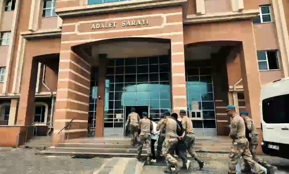 Osmaniye\'de 11 Şüpheli Siber Dolandırıcılık Operasyonunda Yakalandı