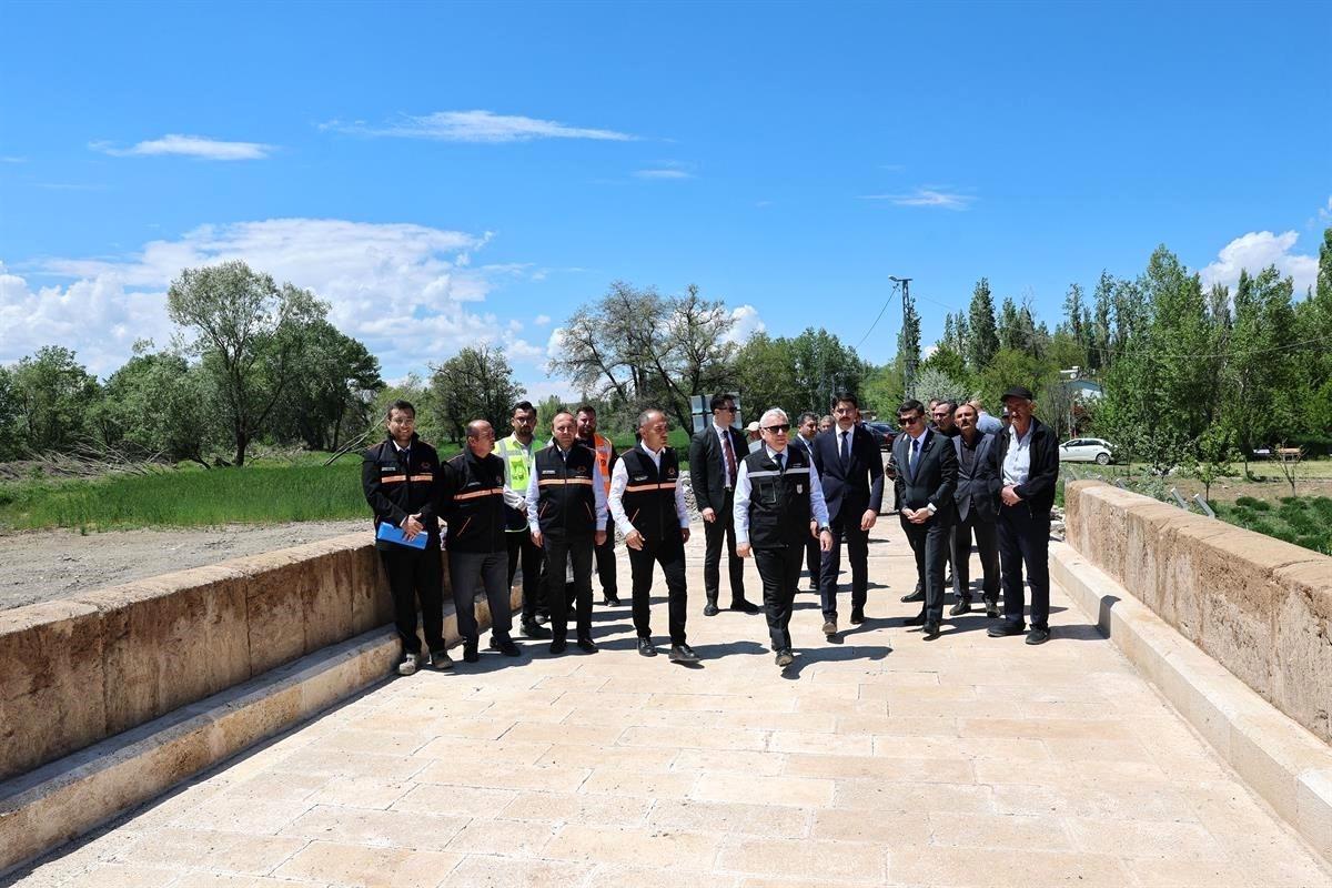 Sivas\'taki Tarihi Köprüler Restore Ediliyor