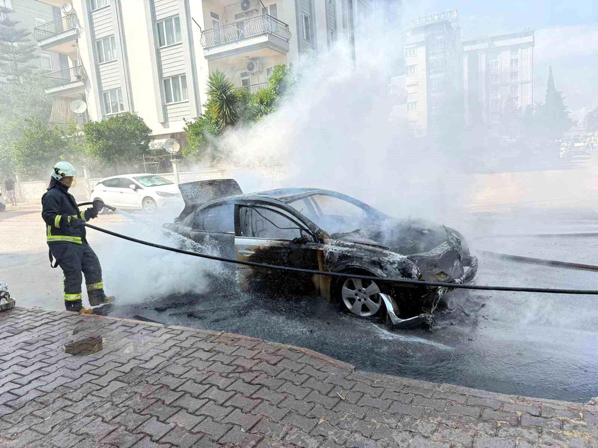 Antalya\'da Otomobil Yangını Panik Yarattı