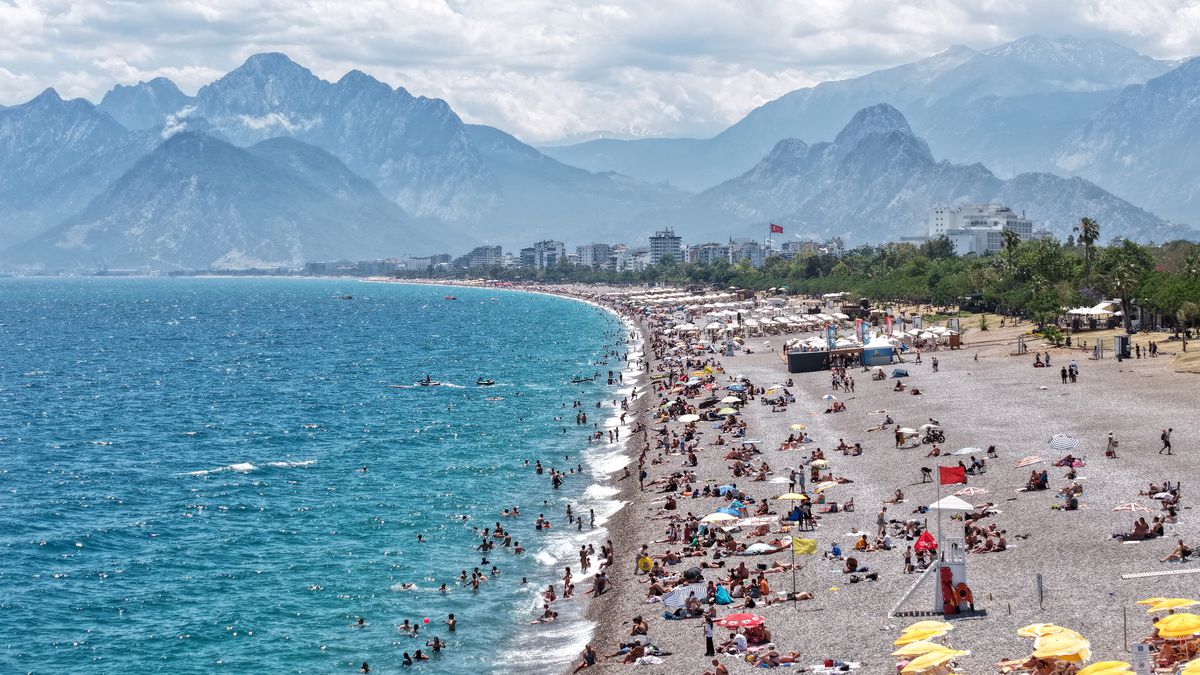 Antalya\'da Dumansız Plaj Uygulaması Başladı