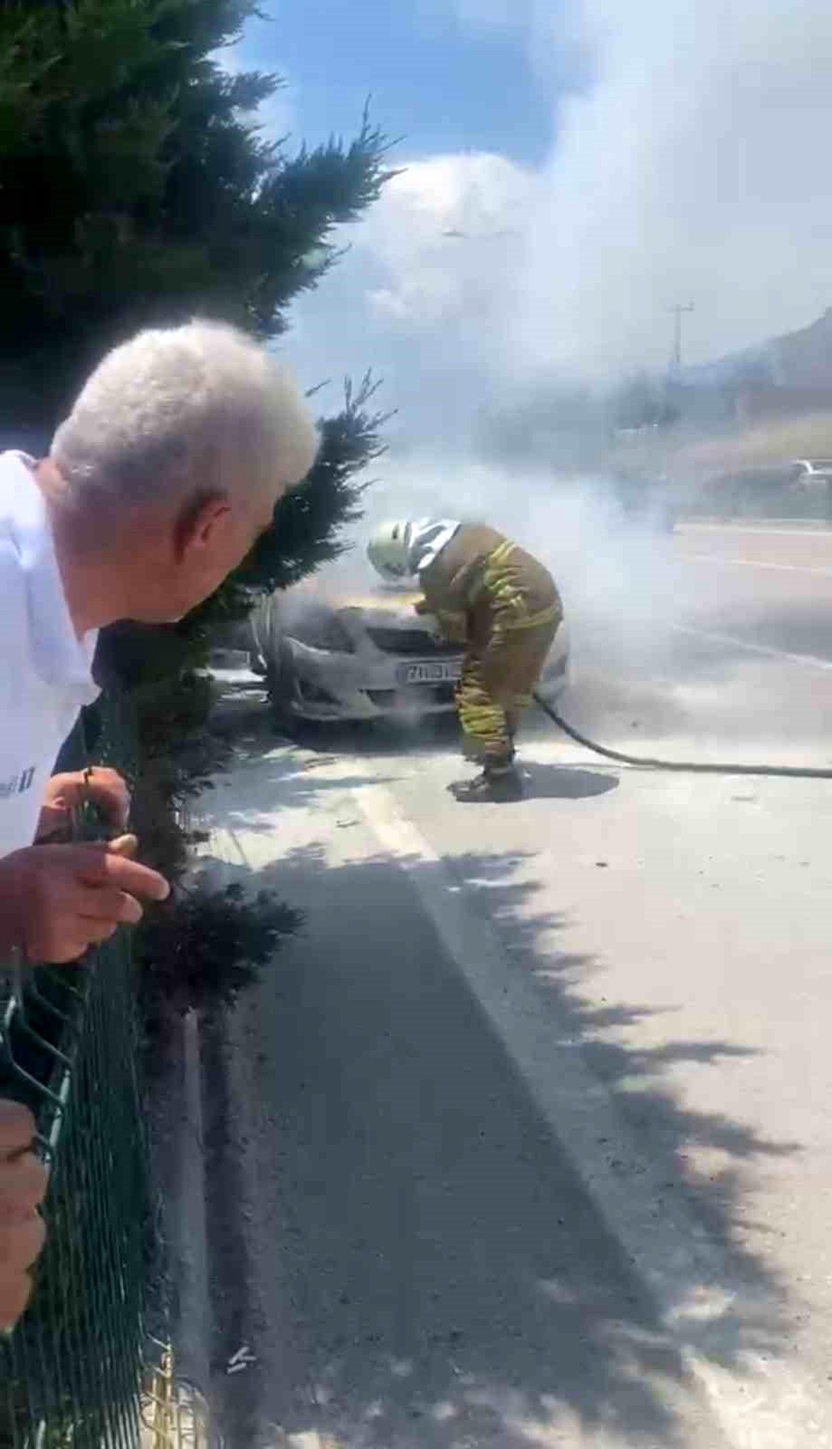 Seyir halindeki otomobilin motor kısmında yangın çıktı