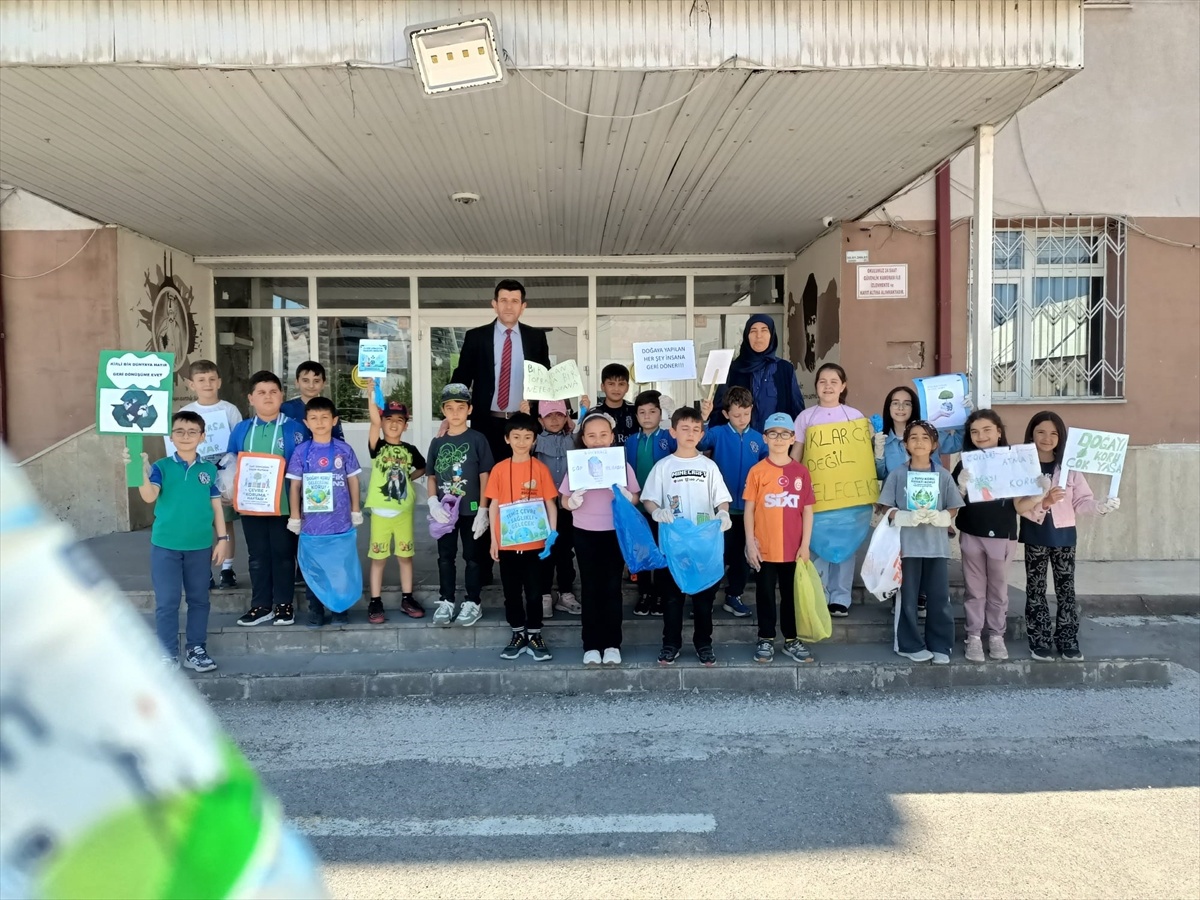 Öğrenciler Çevre İçin Temizlik Yaptı