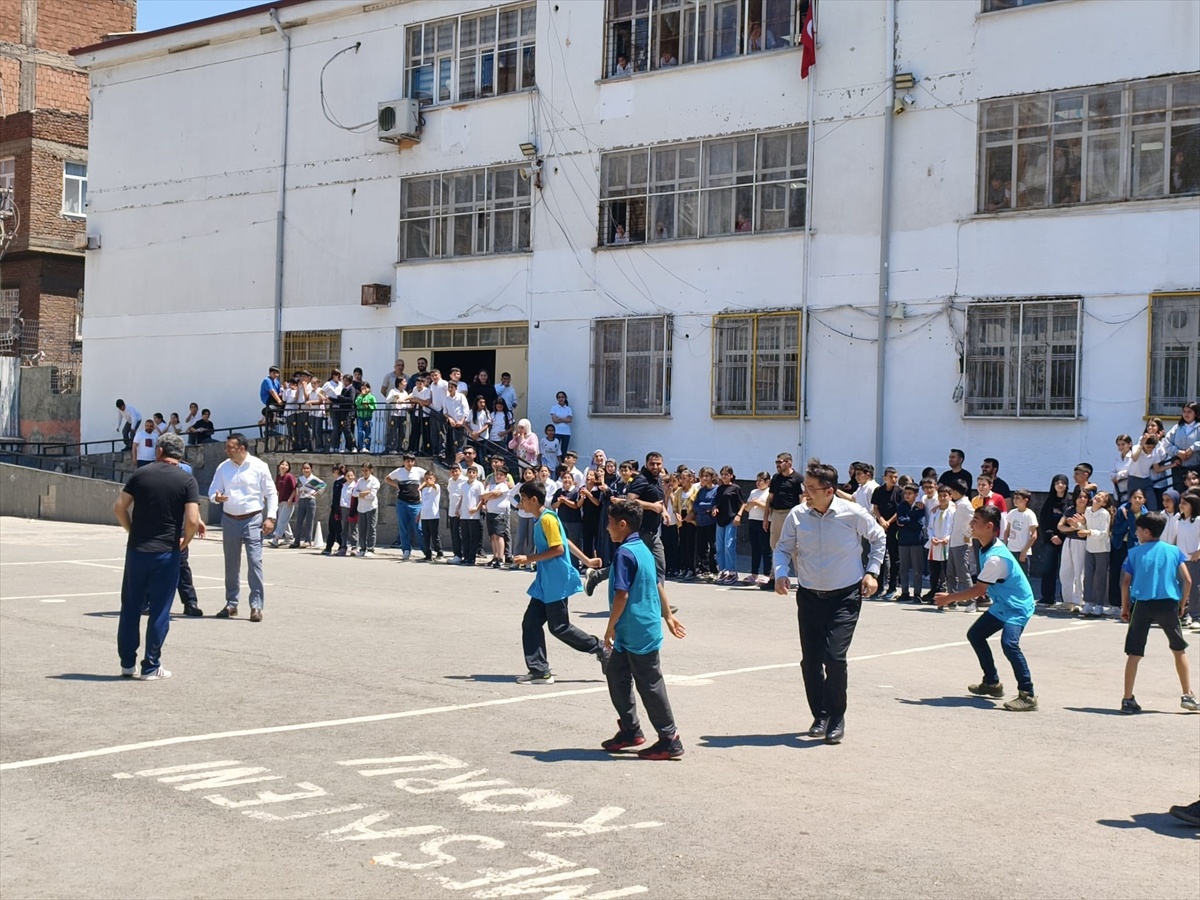 Kaymakam Akbulut, Öğrencilerle Futbol Oynadı