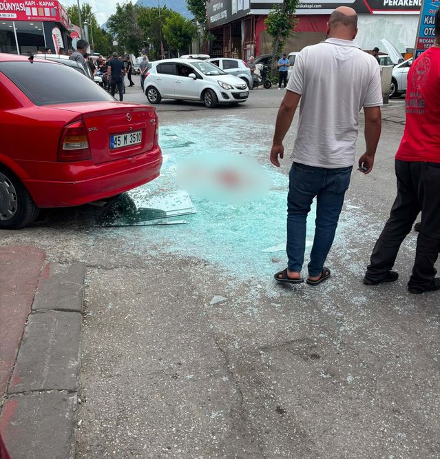 Manisa'da Cam Levha Kazası: Bir Genç Hayatını Kaybetti