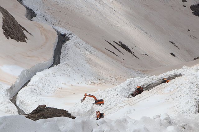 Bahçesaray Yolu Açıldı, Ancak Çığ Tehdidi Süperiyor