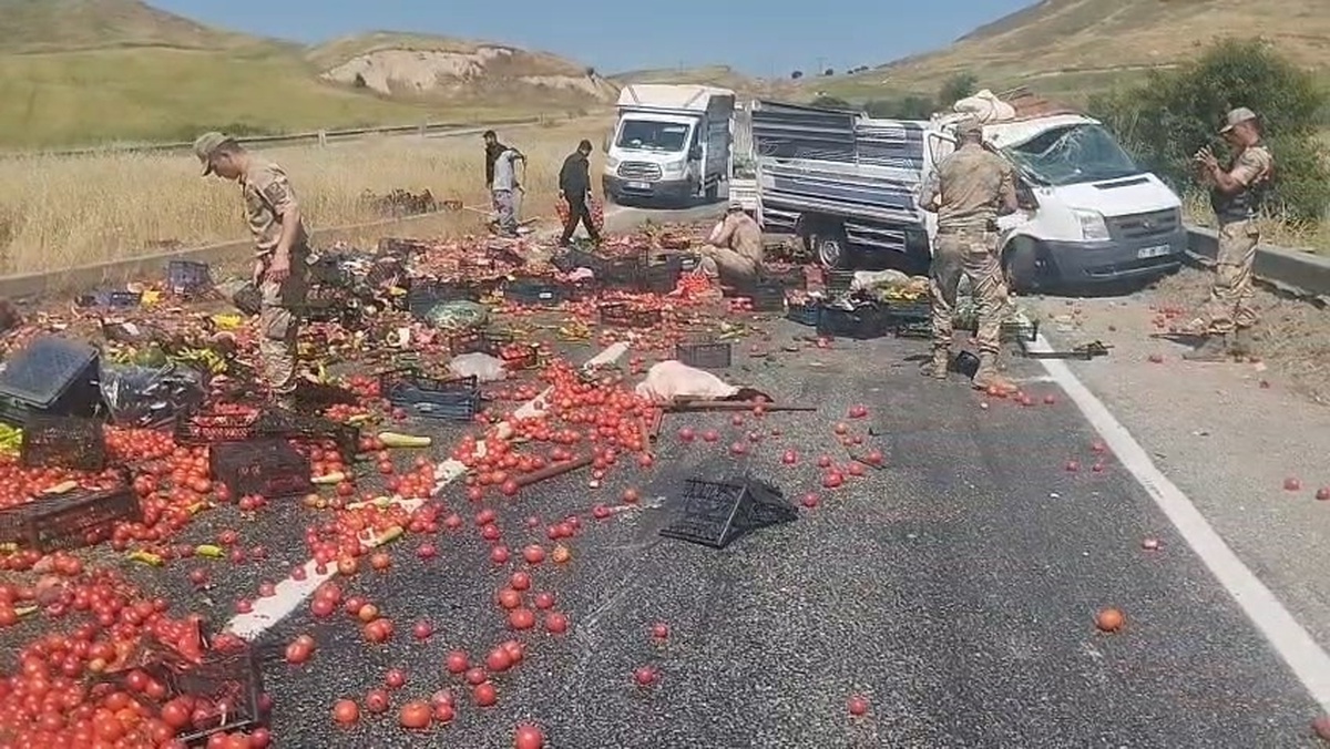 Kamyonetin Lastiği Patladı, Meyve ve Sebzeler Yola Saçıldı