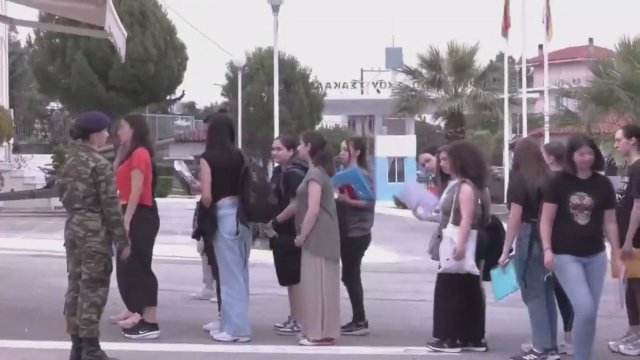 Yunanistan'da bir ilk! Kadınlar asker ocağına girdi