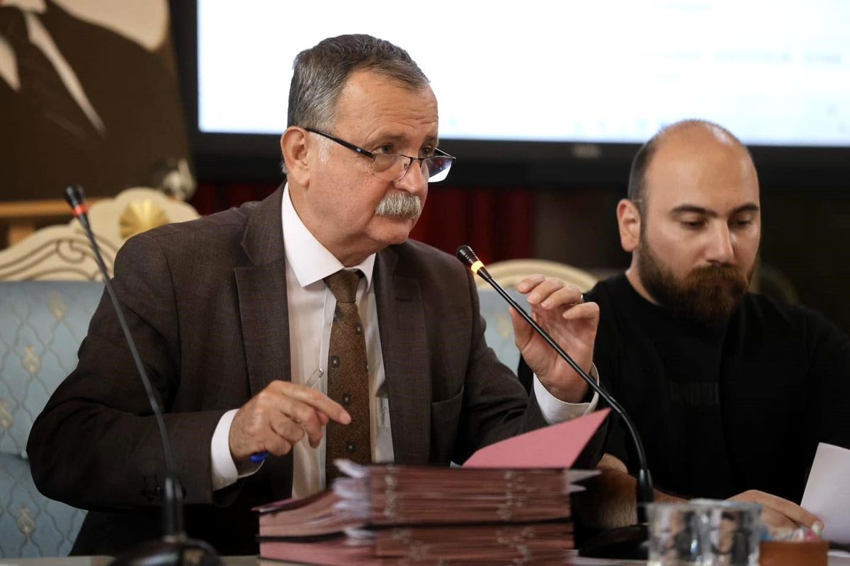 Yunusemre Meclisi\'nde Özgür Özel gerginliği