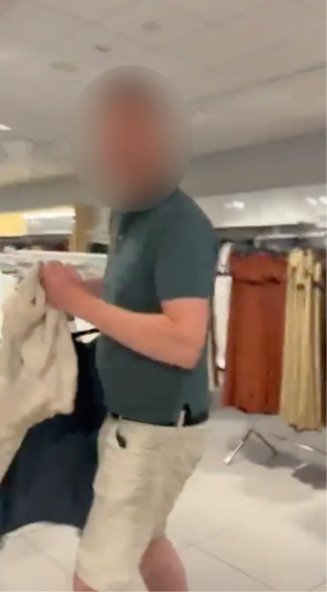 Soyunma kabininde kendisini ve arkadaşını gizlice çeken sapığı böyle yakaladı