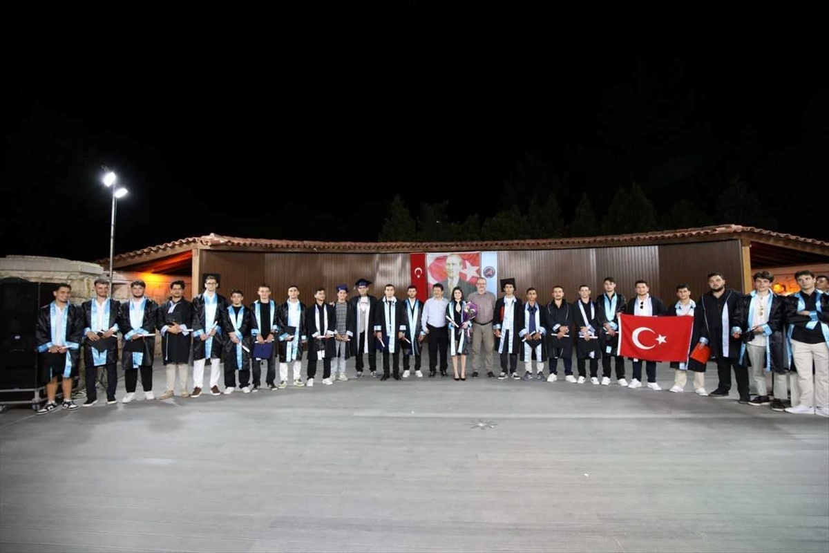 Tek Kız Öğrenci Bahar Topcu\'nun Mezuniyet Sevinci