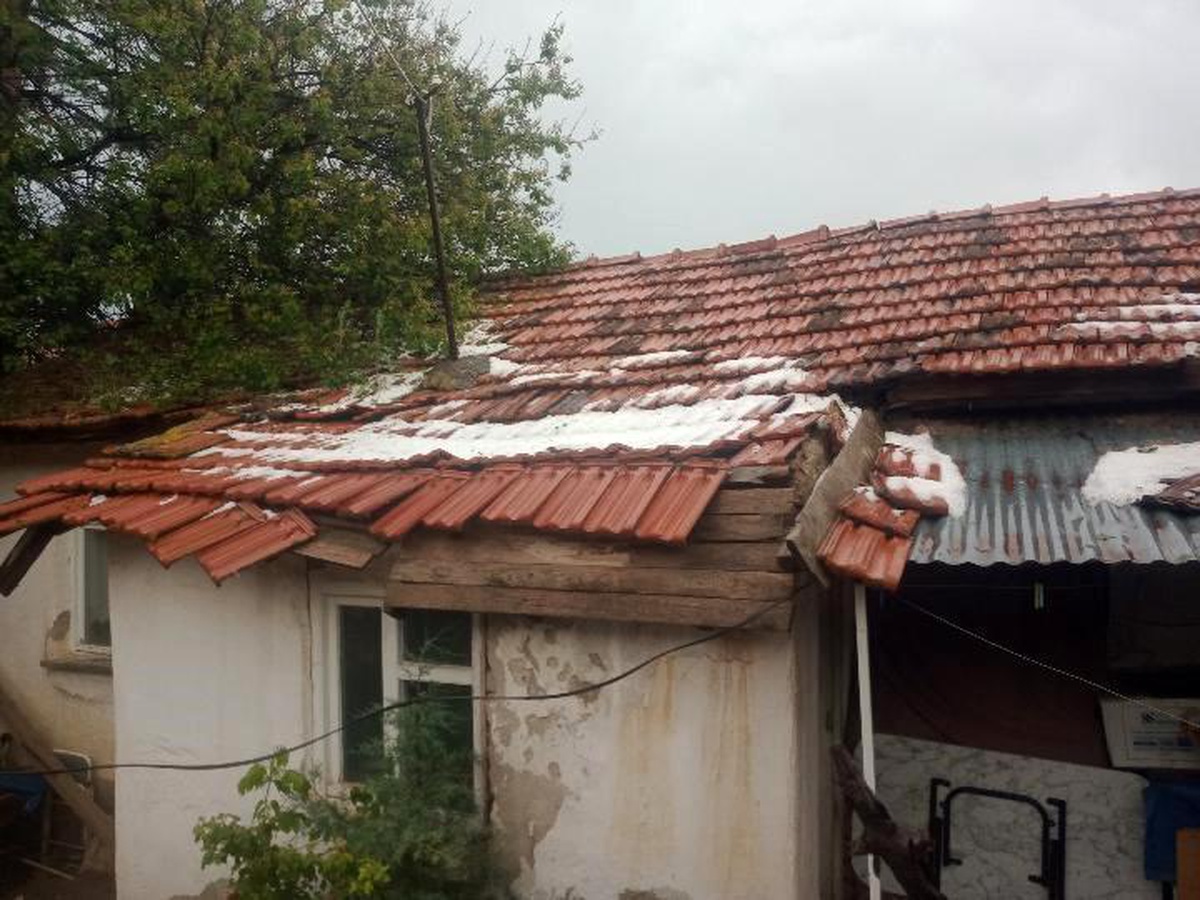 Çifteler\'de Aşırı Yağış Ev Çatısını Vurdu