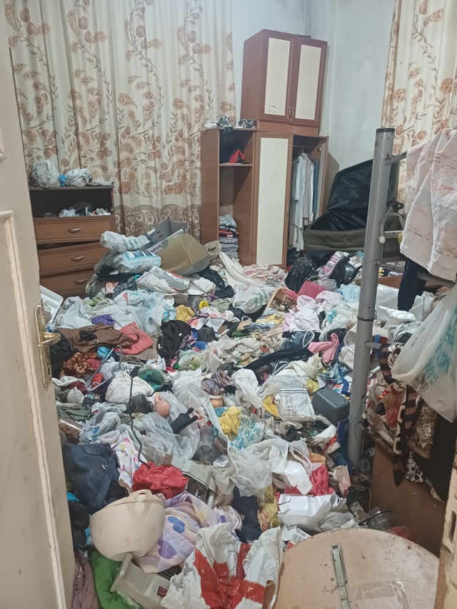İhbar üzerine girilen evden 5 kamyon çöp çıktı