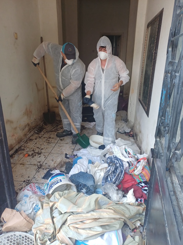İhbar üzerine girilen evden 5 kamyon çöp çıktı