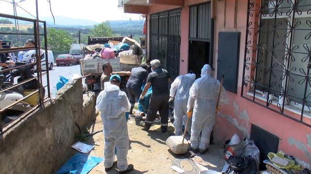 İhbar üzerine girilen evden 5 kamyon çöp çıktı
