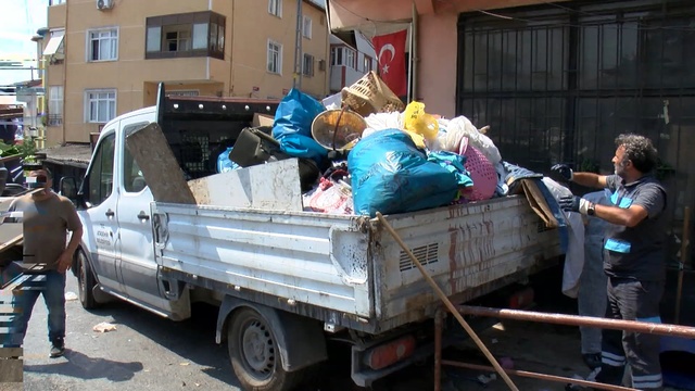 İhbar üzerine girilen evden 5 kamyon çöp çıktı