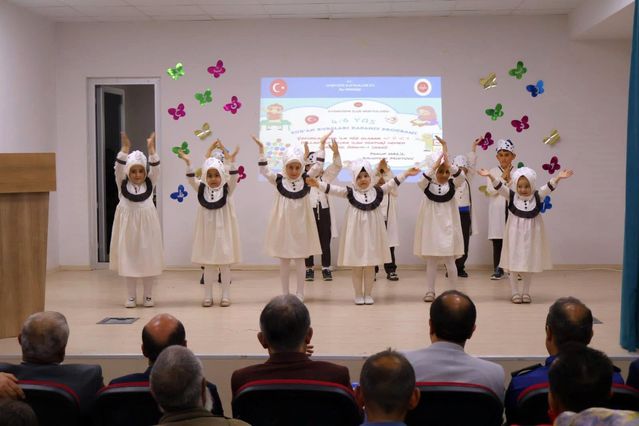 Minik öğrencilere Kur'an kursu mezuniyet töreni