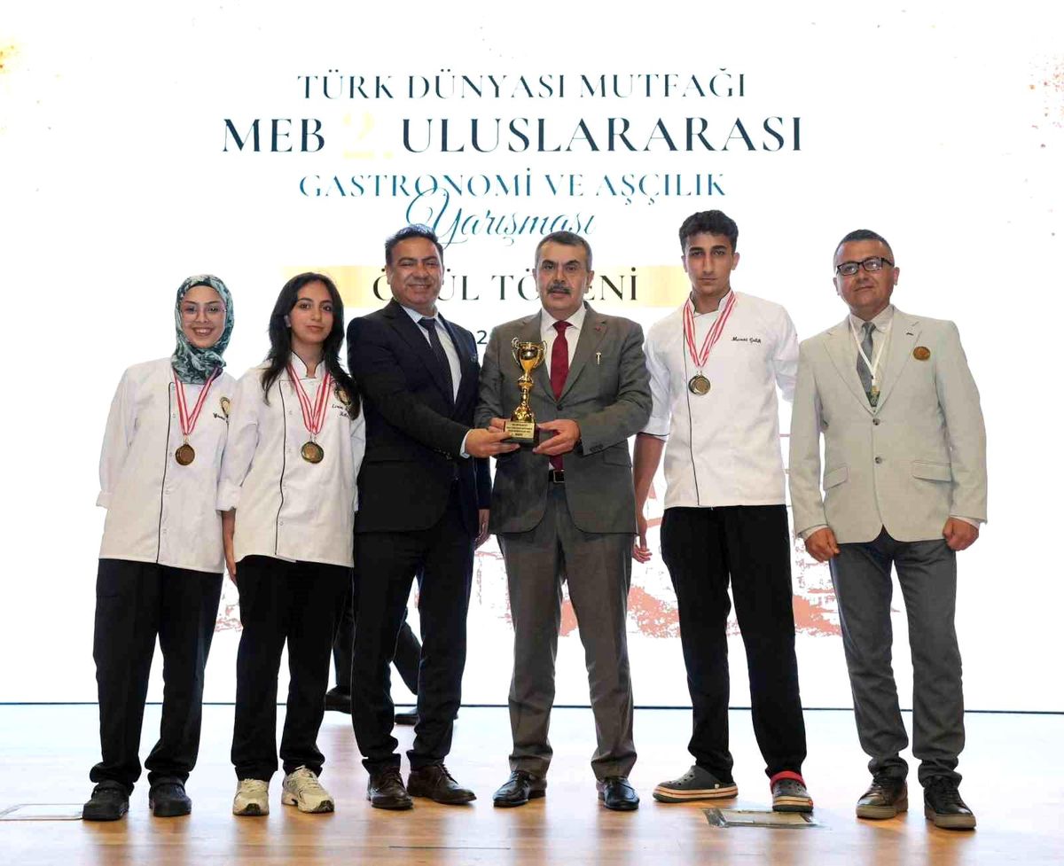 Cunda Turizm Lisesi\'nden İki Ödül!