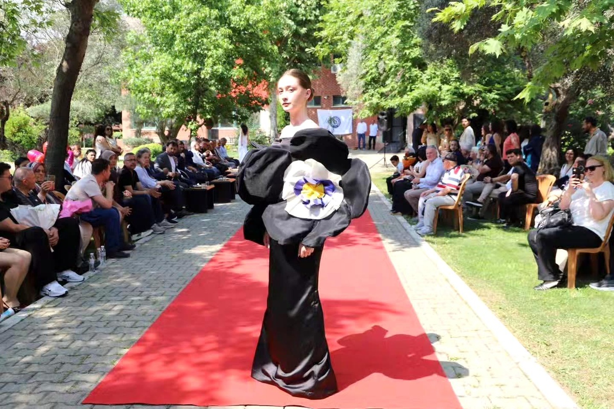 Bayındır\'da moda tasarımı defilesi damga vurdu