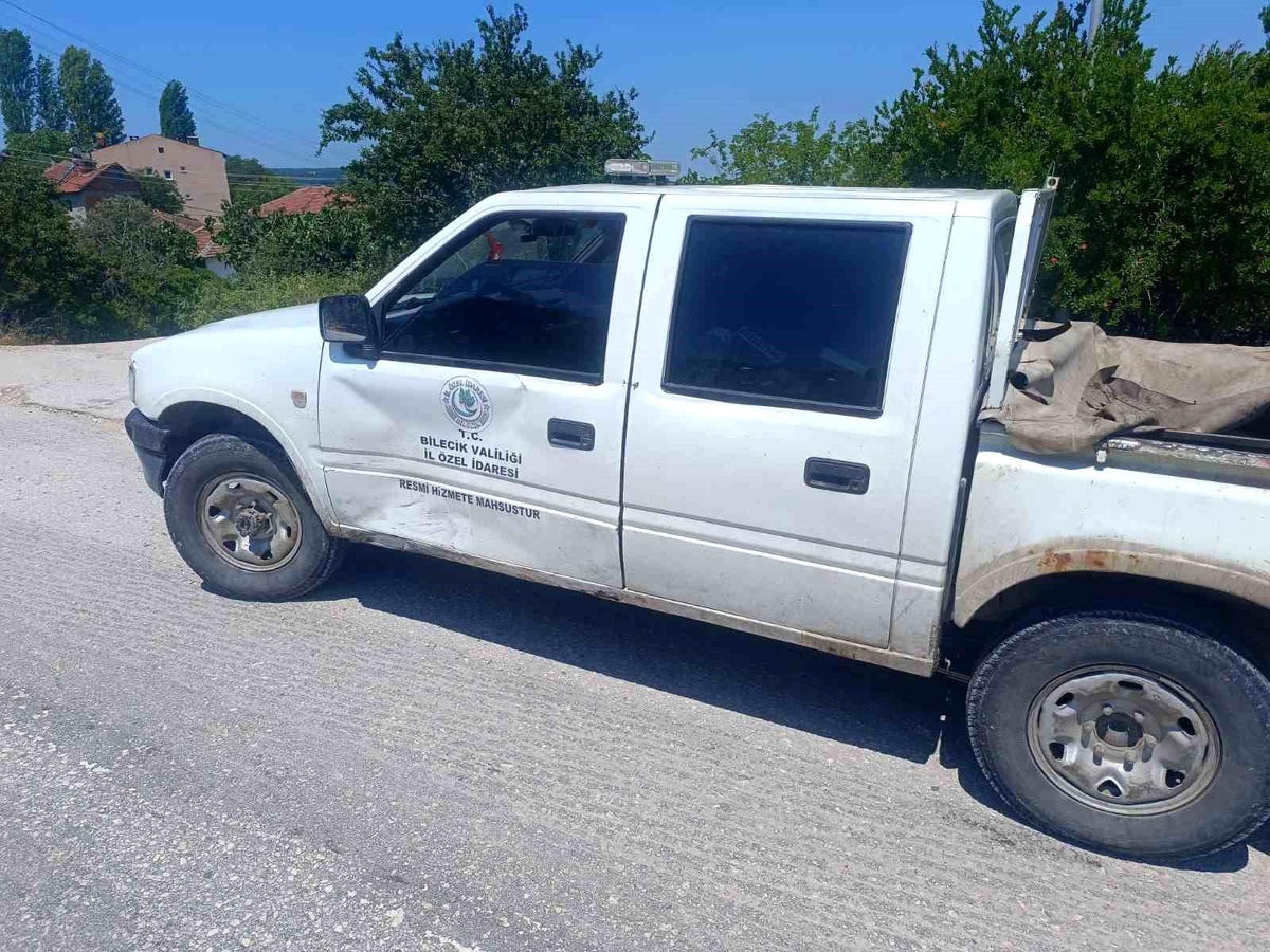 Bilecik\'te motosiklet kamyonete çarptı: Sürücü yaralandı