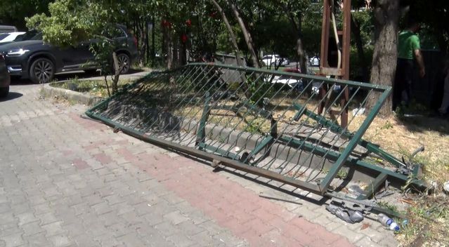 Sınav heyecanı kazaya yol açtı: Fren yerine gaza bastı, kapı savruldu