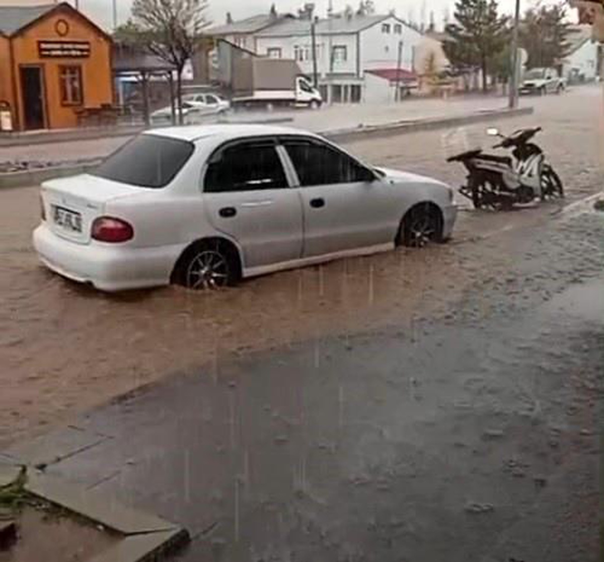 Bayburt\'ta sağanak yaşamı olumsuz etkiledi