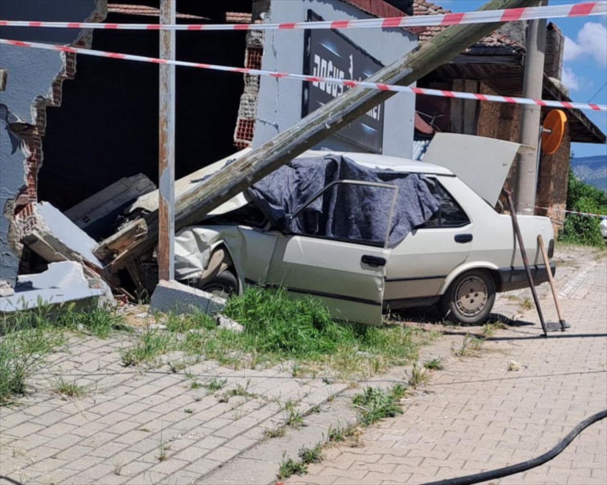 Denizli\'de duvara çarpan otomobildeki yaşlı çift öldü