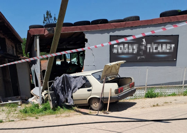 Denizli'de duvara çarpan otomobildeki yaşlı çift öldü