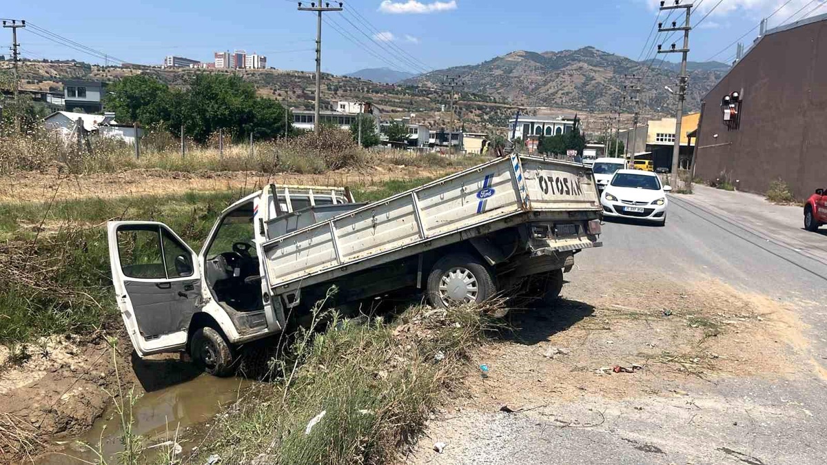 Direksiyon hakimiyetini kaybedince kanala uçtu