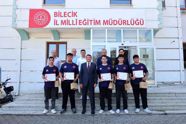 Bilecik'te Şampiyon Robot Takımına Ödül