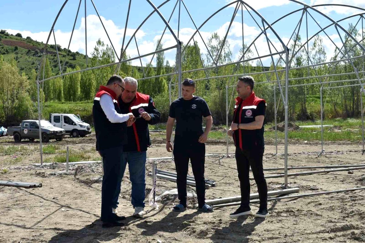 Eko Köy Projesi\'nde Sera Kurulumları Sürüyor