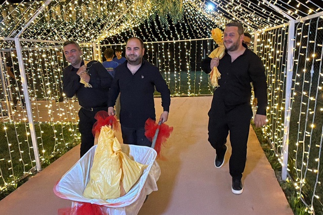 Tokat’ta arkadaşları damada 10 bin liralık madeni para taktı