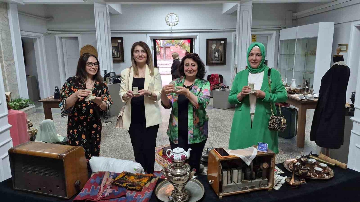 Nostaljik Yolculuk: \'Yaşayan Hatıralar\' Sergisi